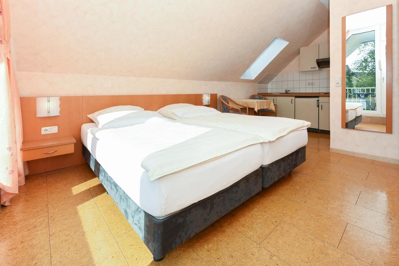 Hotel-Pension Altes Siel Bensersiel Bagian luar foto