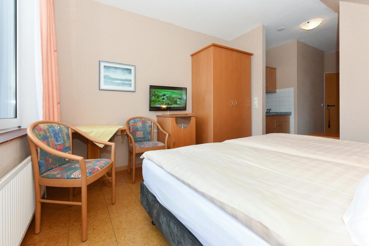 Hotel-Pension Altes Siel Bensersiel Bagian luar foto